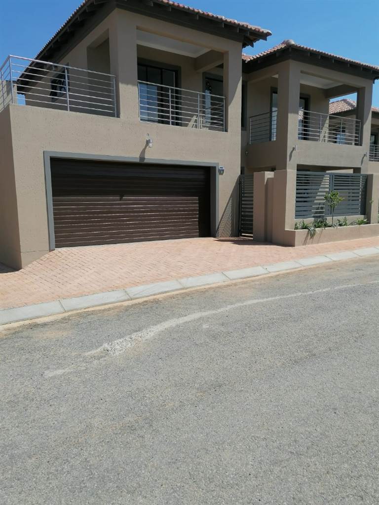 3 Bed Townhouse in Wilkoppies photo number 1