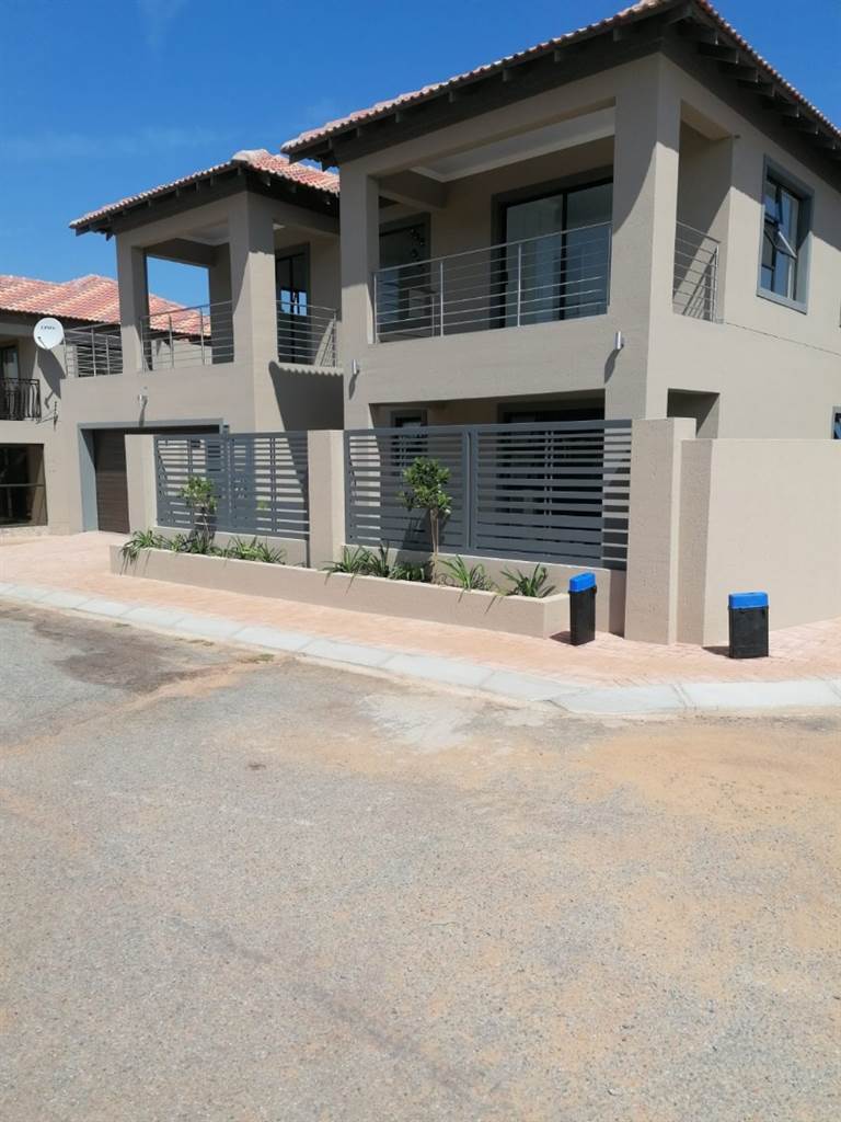 3 Bed Townhouse in Wilkoppies photo number 3