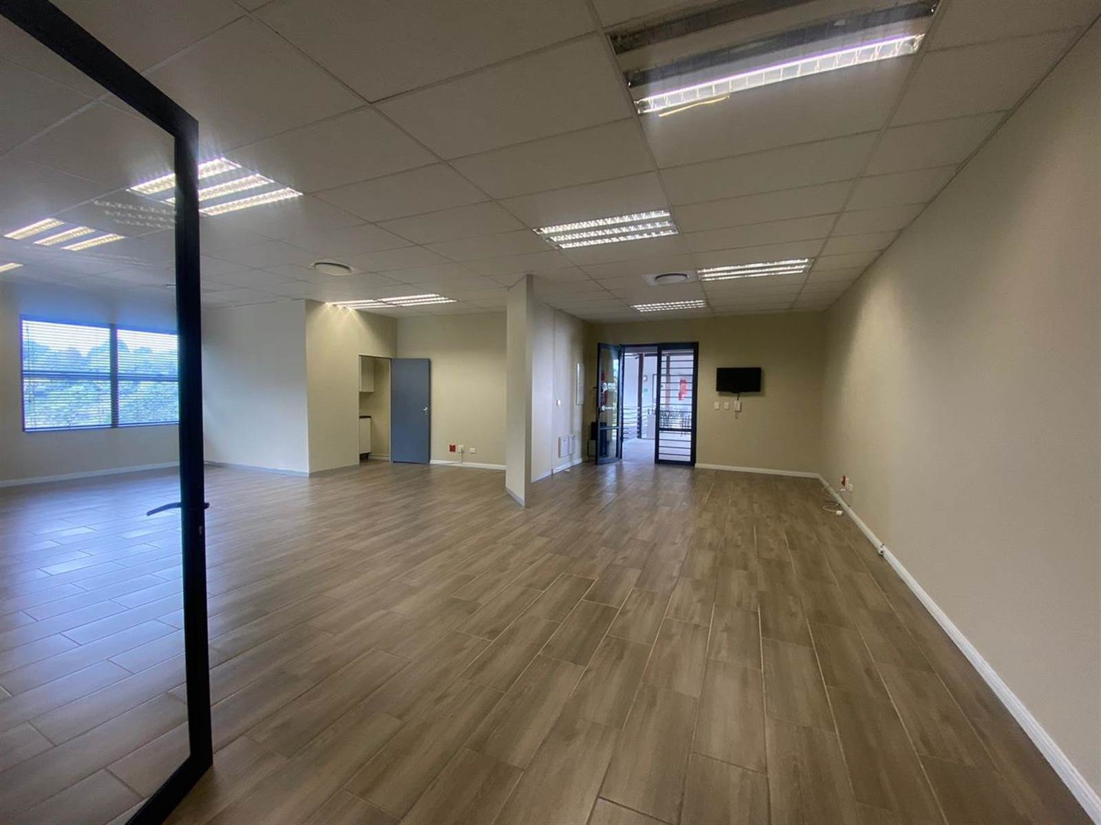 112  m² Commercial space in Kloof photo number 16