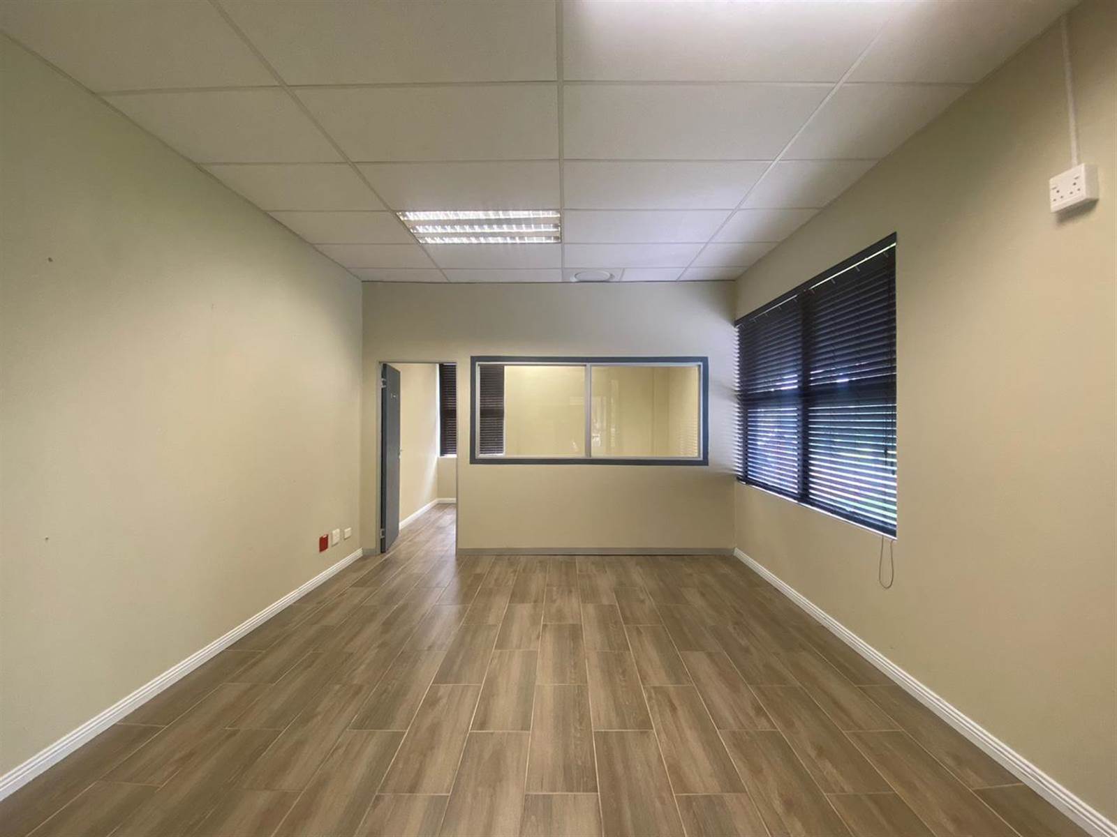 112  m² Commercial space in Kloof photo number 9