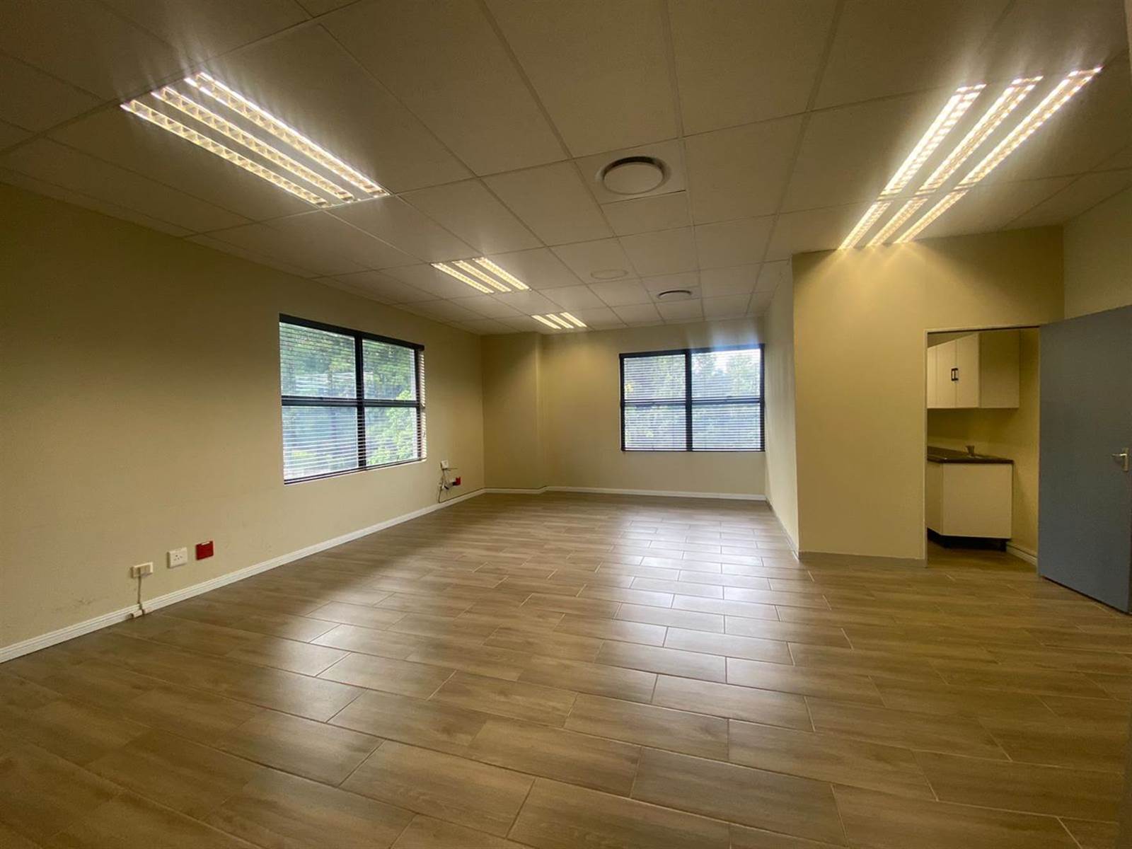 112  m² Commercial space in Kloof photo number 10