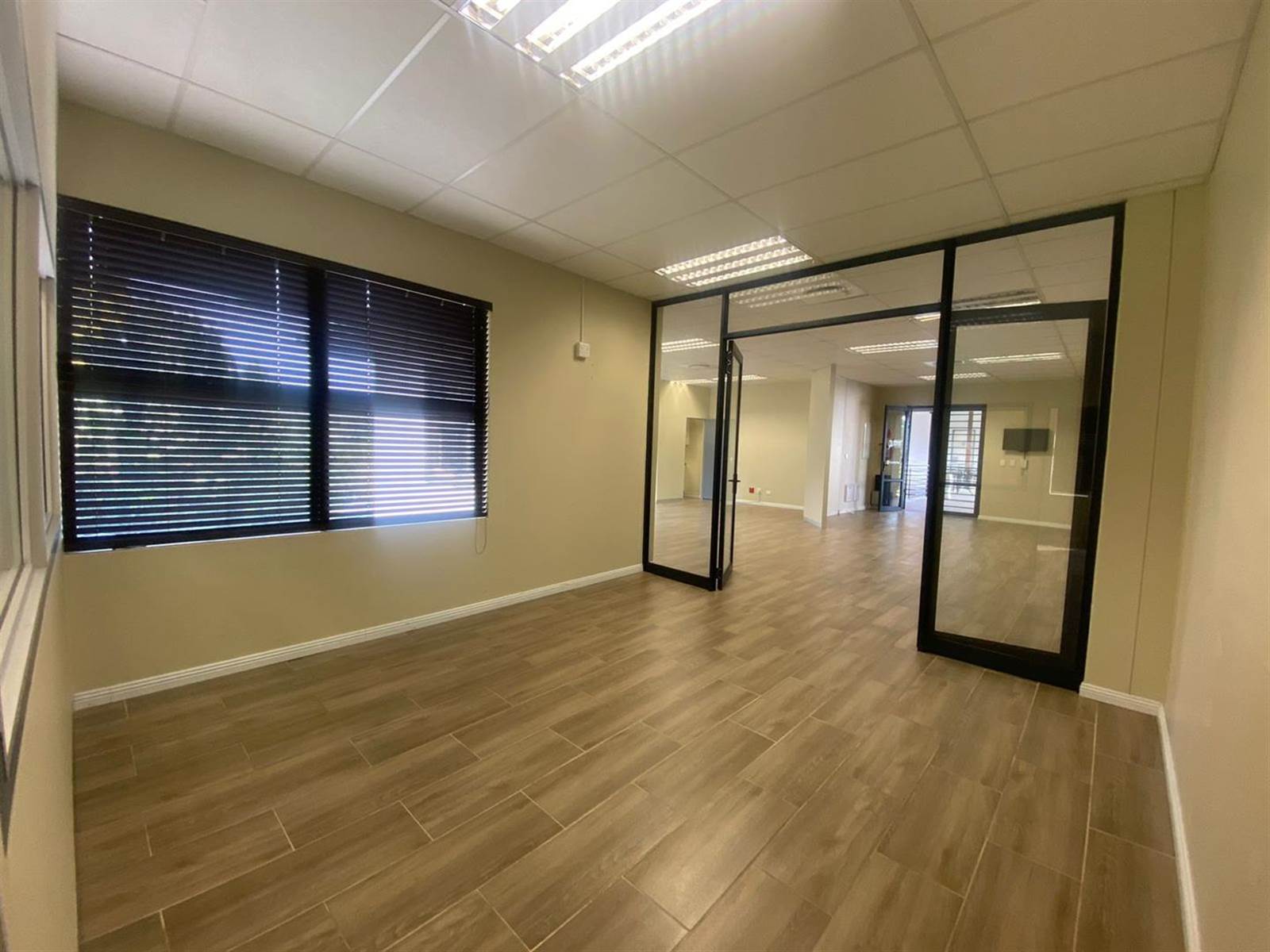 112  m² Commercial space in Kloof photo number 2