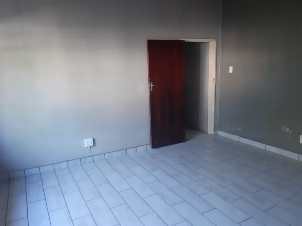 4 Bed House in Theunissen photo number 9