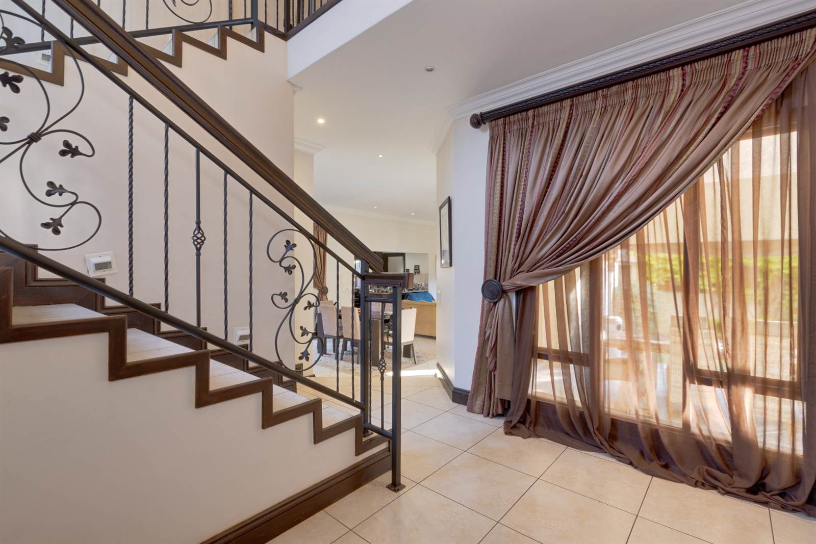 4 Bed House in Douglasdale photo number 2