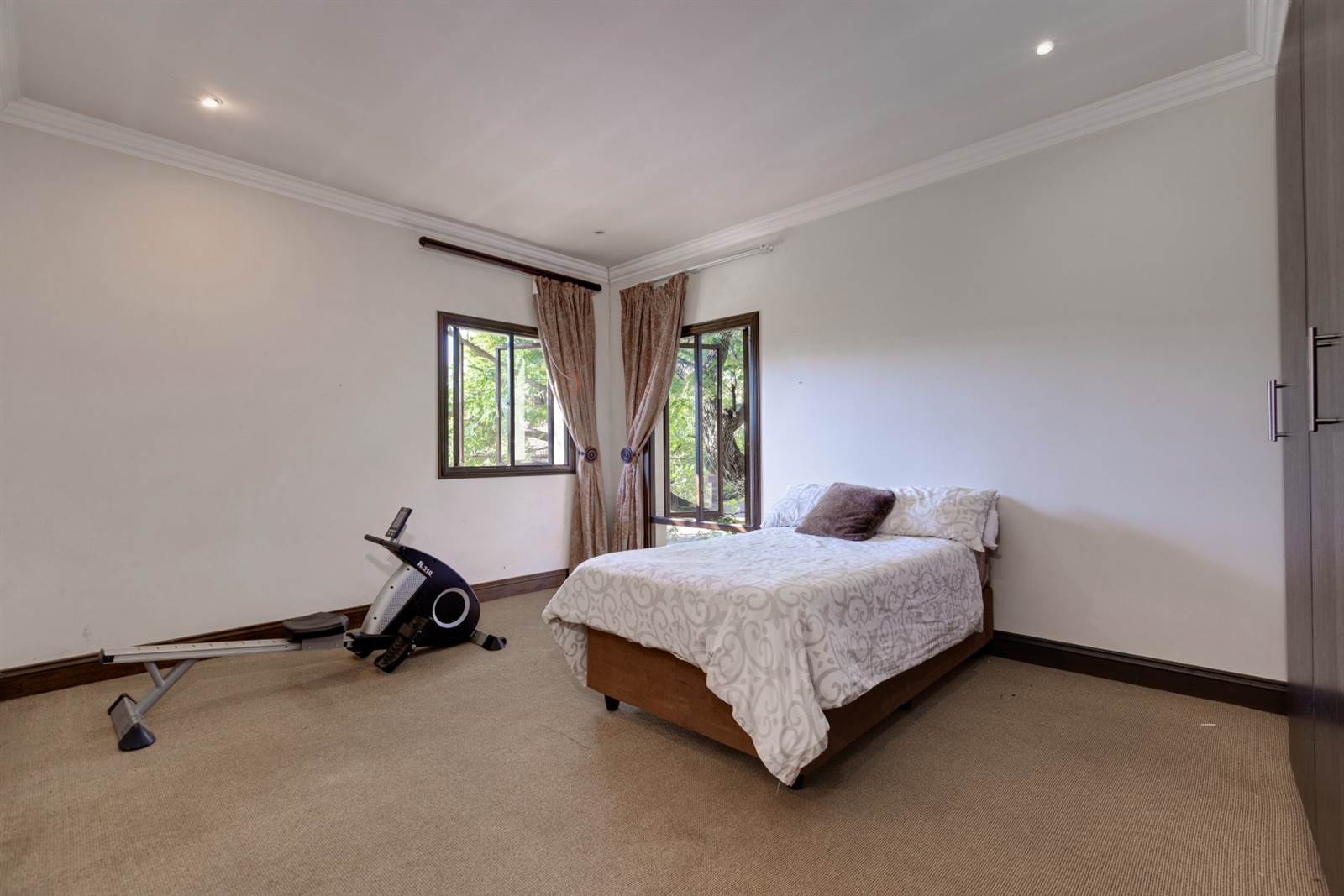 4 Bed House in Douglasdale photo number 10