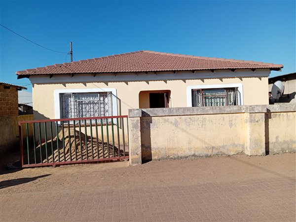 6 Bed House in Hlalanikahle