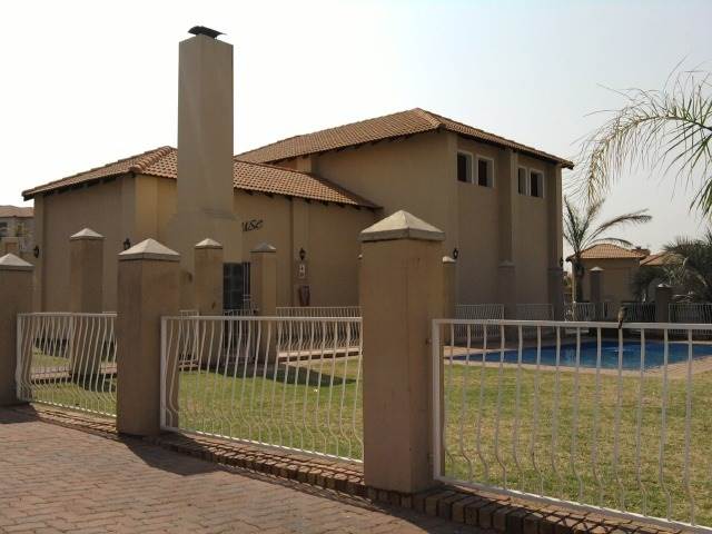 3 Bed Townhouse in Glenvista photo number 17