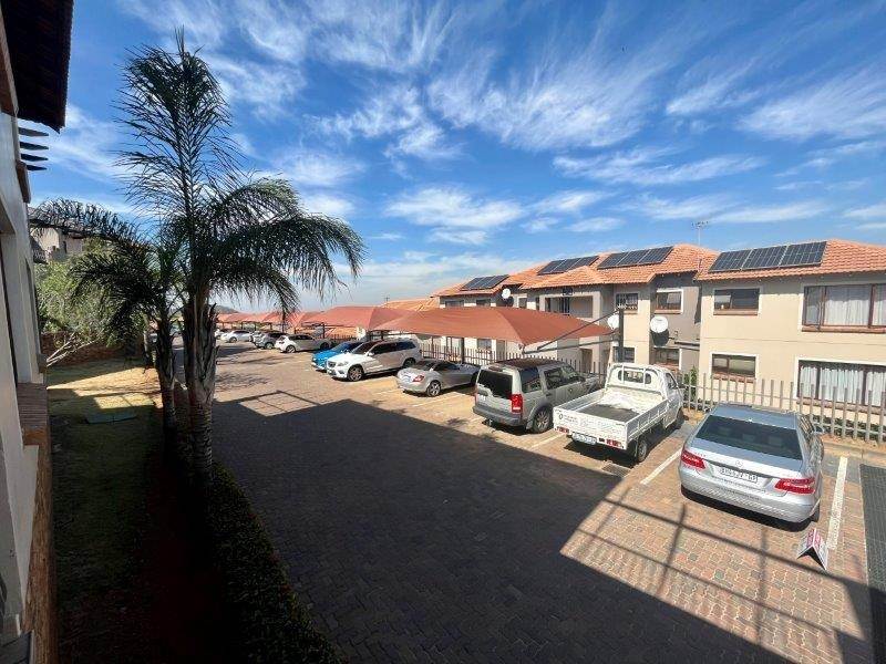 3 Bed Townhouse in Glenvista photo number 4
