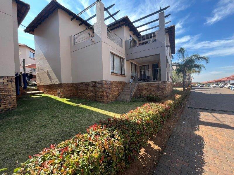 3 Bed Townhouse in Glenvista photo number 2