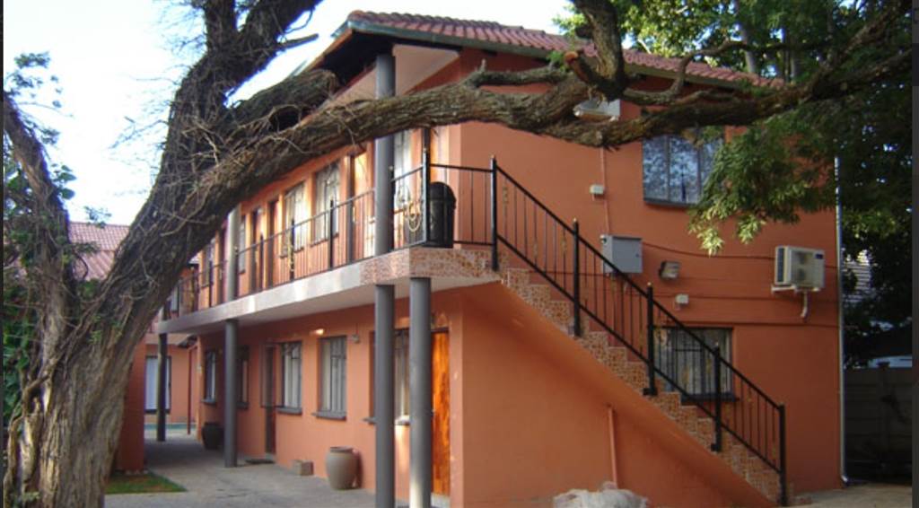 18 Bed Flat in Mafikeng photo number 2
