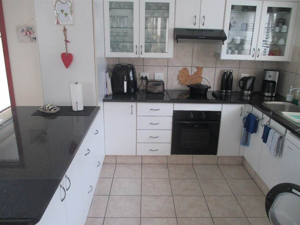 2 Bed Apartment in Mossel Bay Central photo number 4