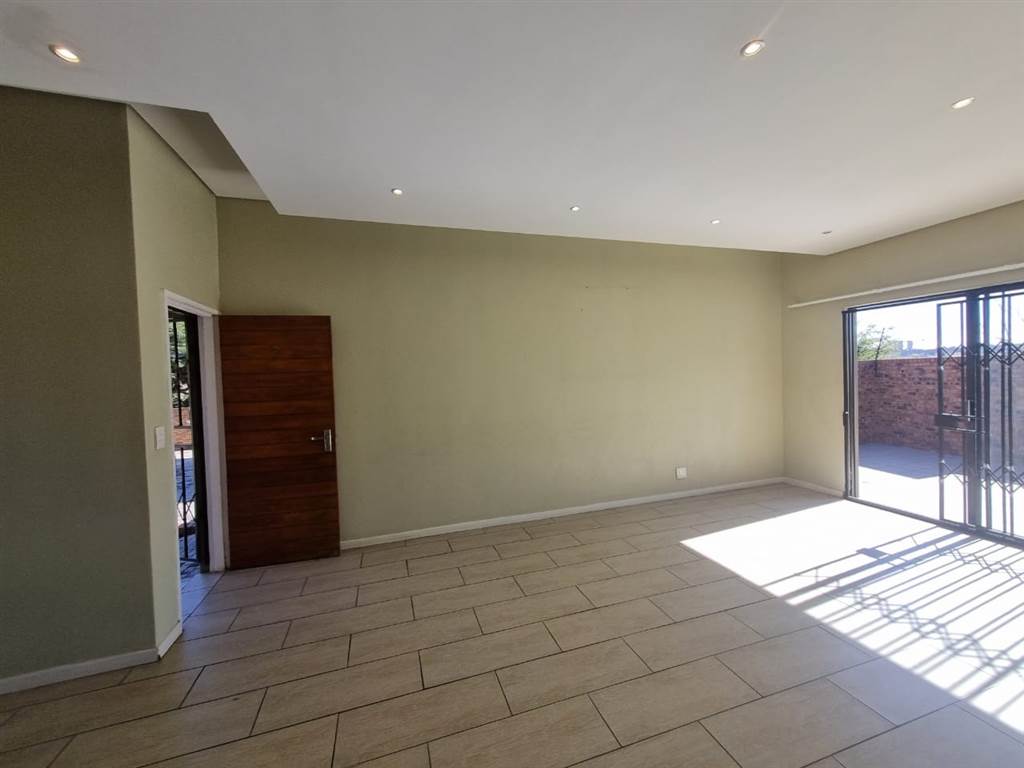 3 Bed Townhouse in Alberton photo number 17