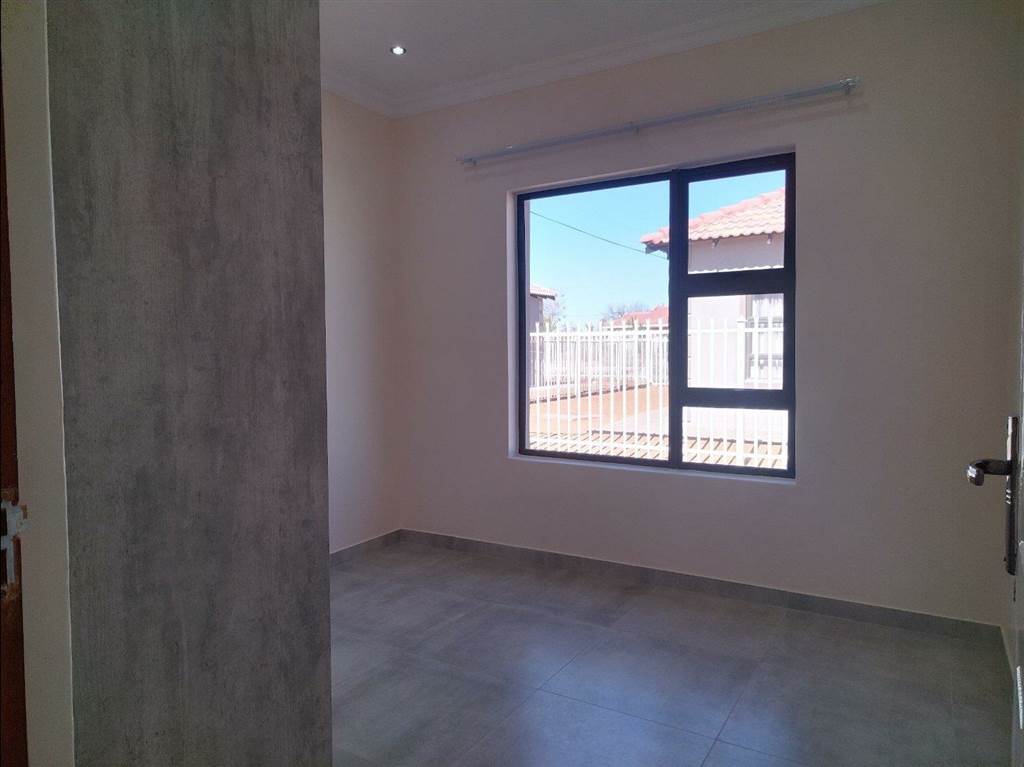 3 Bed House in Mandela View photo number 9