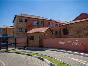 2 Bed Apartment in Klippoortje