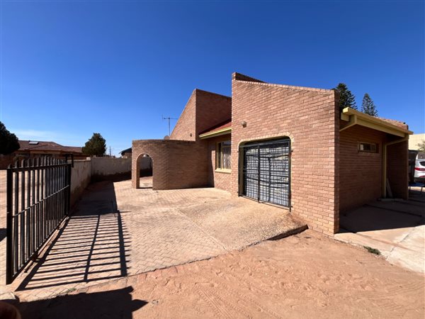 4 Bedroom House 4 Bedroom House