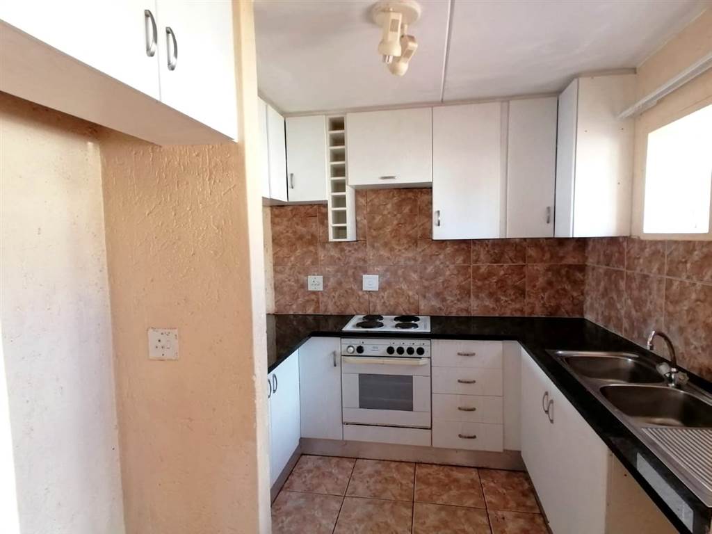 3 Bed Townhouse in Mondeor photo number 5