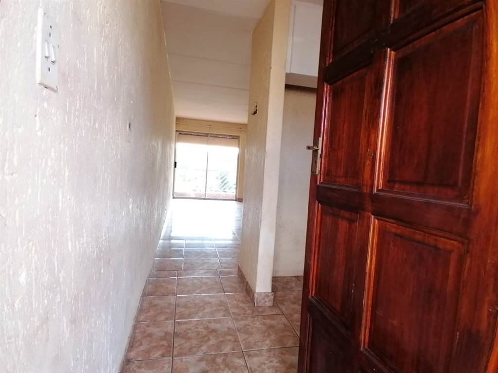 3 Bed Townhouse in Mondeor photo number 4