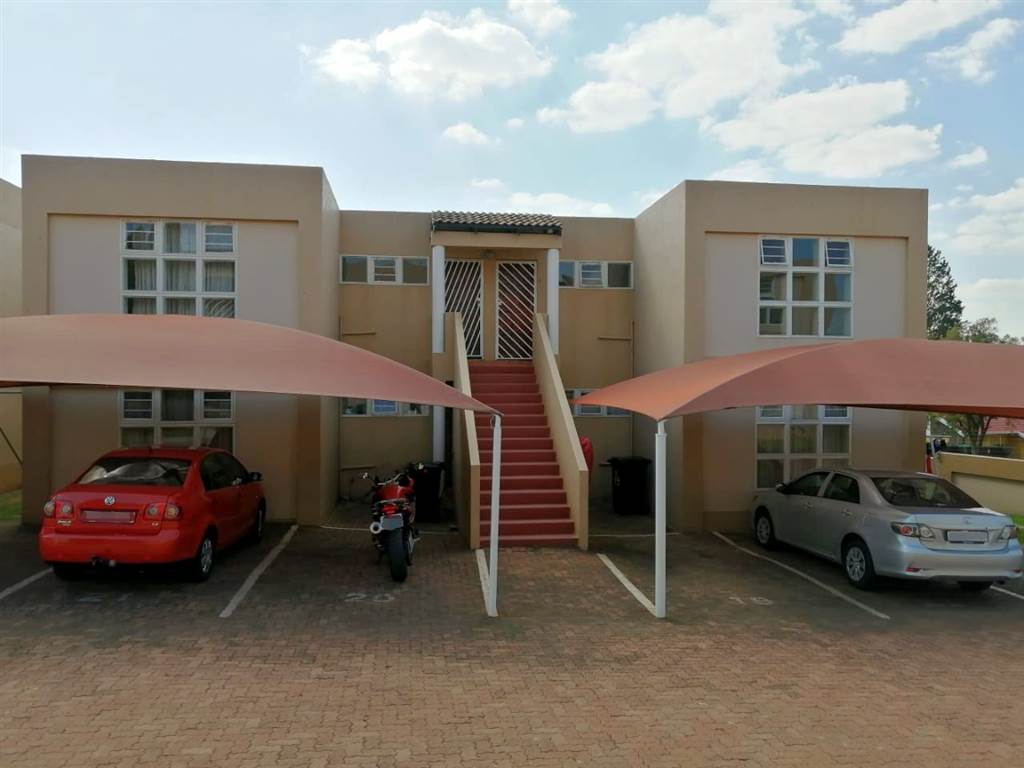 3 Bed Townhouse in Mondeor photo number 2