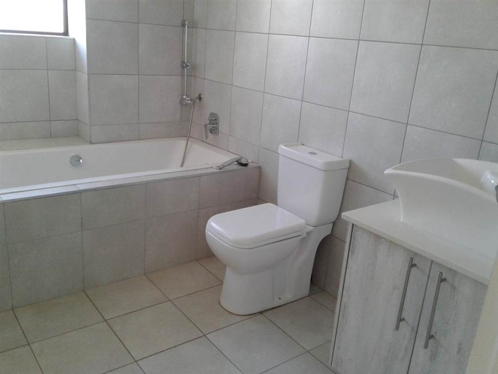 2 Bed Townhouse in Helderwyk photo number 3