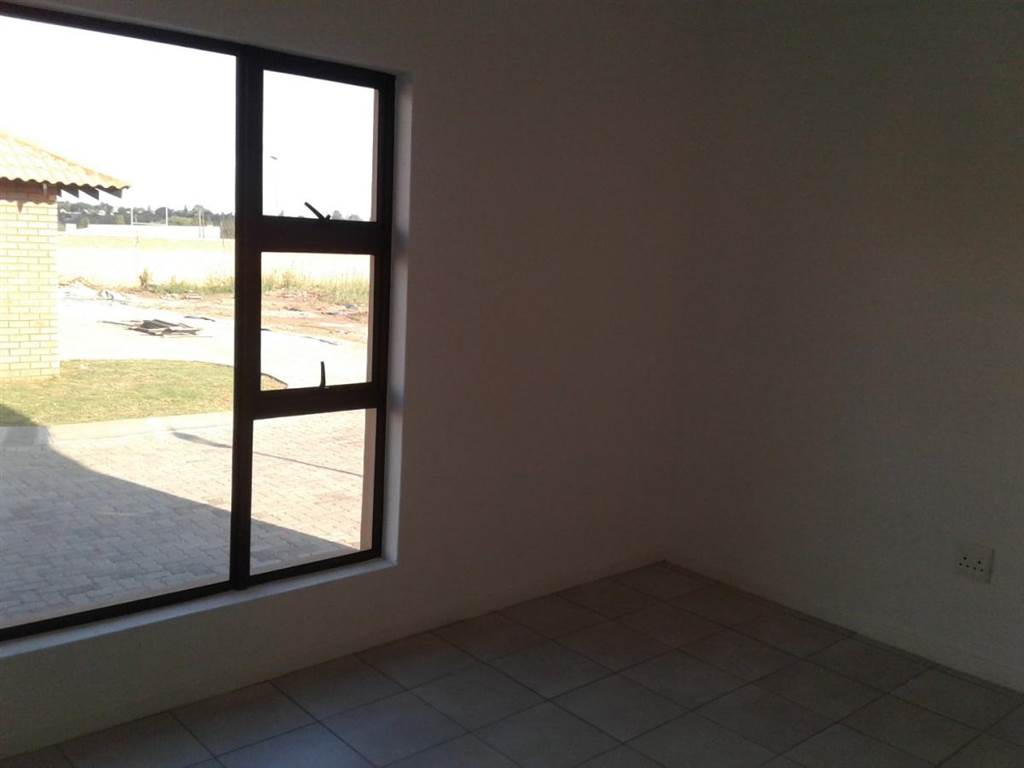 2 Bed Townhouse in Helderwyk photo number 13