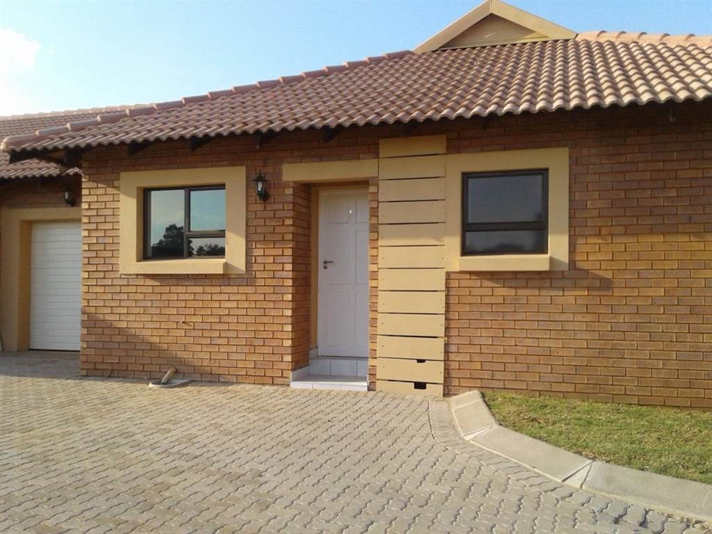 2 Bed Townhouse in Helderwyk photo number 15