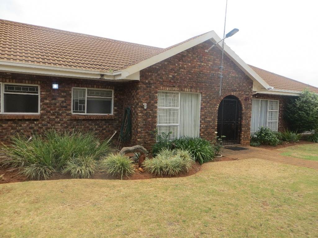 3 Bed House in Carletonville photo number 2