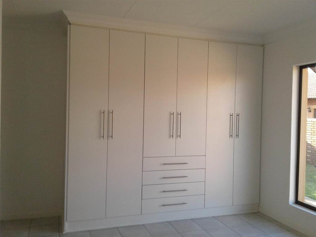 2 Bed Townhouse in Helderwyk photo number 2