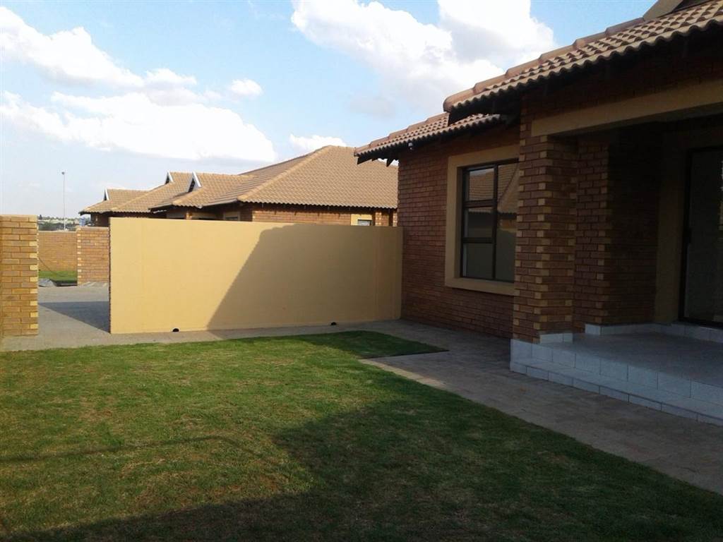 2 Bed Townhouse in Helderwyk photo number 8