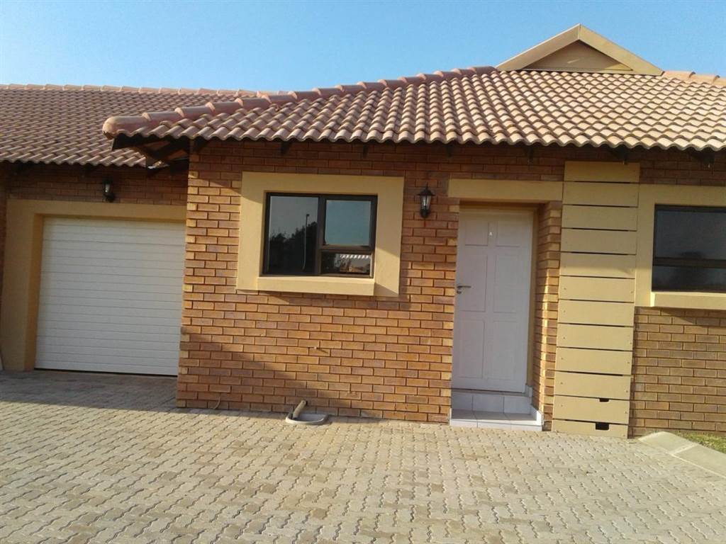 2 Bed Townhouse in Helderwyk photo number 11