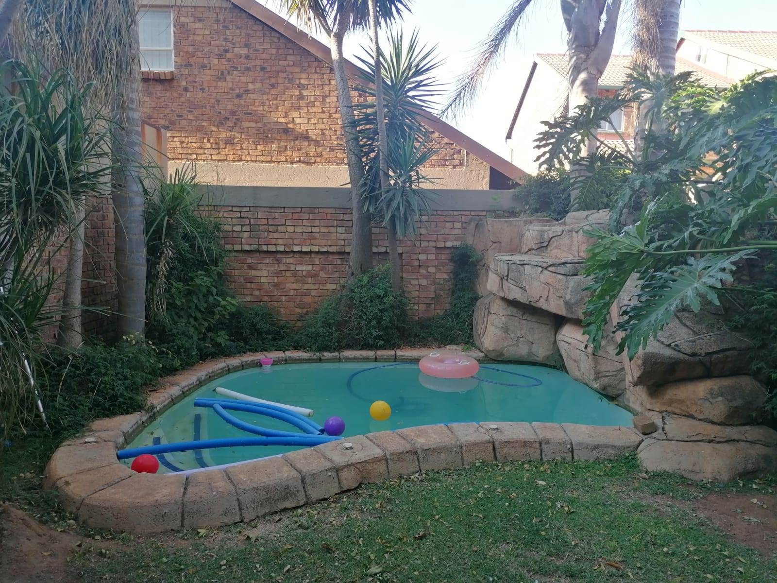6 Bed Townhouse in Kempton Park Central photo number 3