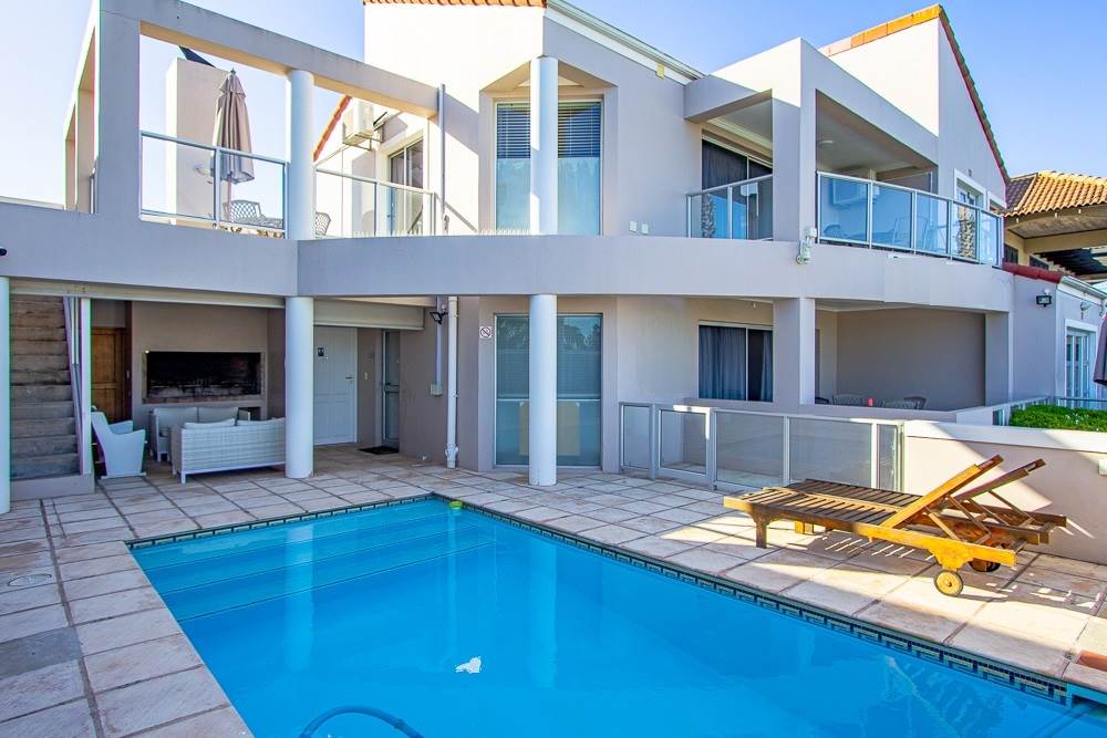 6 Bed House in Port Owen photo number 1