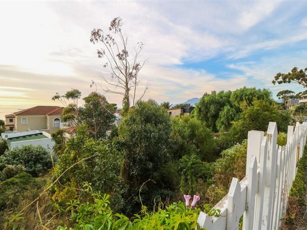 375 m² Land available in Gordons Bay Central