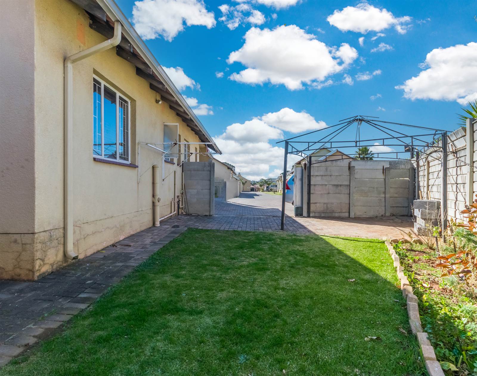 2 Bed Townhouse in Grobler Park photo number 21
