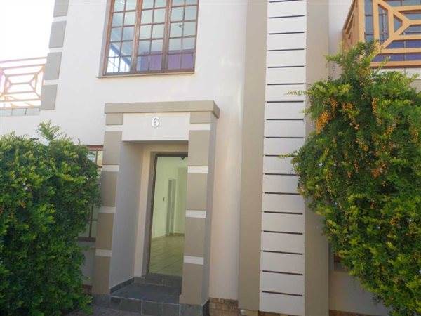 3 Bed Duplex in Polokwane Central photo number 2
