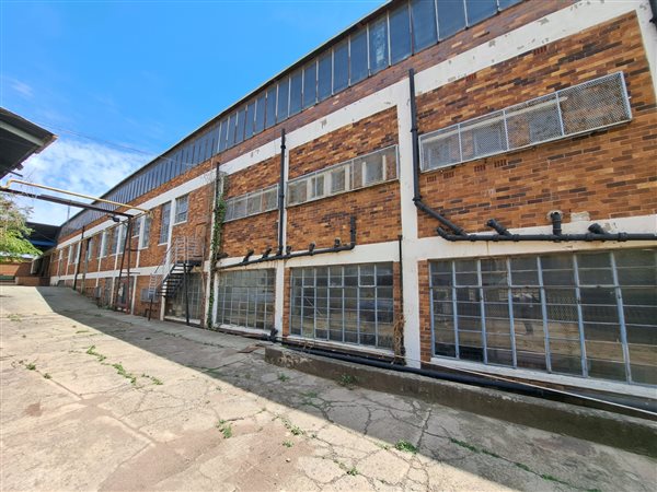 3 200  m² Industrial space