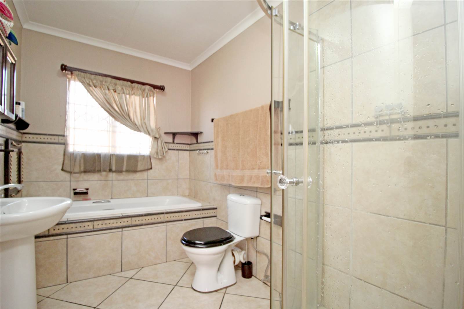 2 Bed Townhouse in Rooihuiskraal North photo number 12