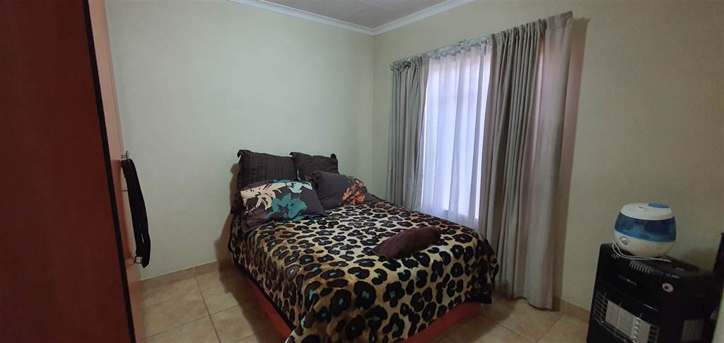 2 Bed Apartment in Waterval East photo number 7
