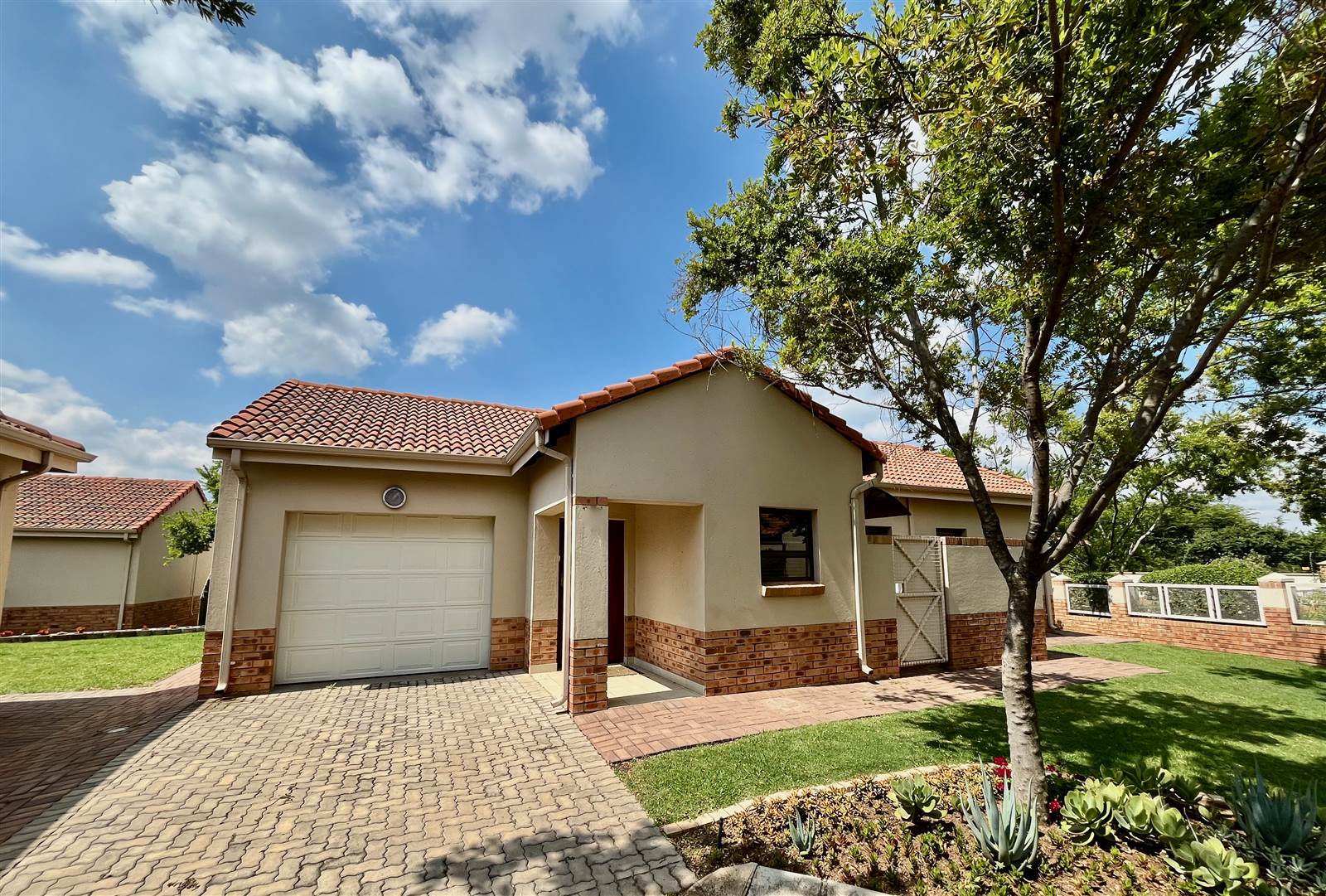 2 Bed House in Hazeldean (Silverlakes Surroundings) photo number 1