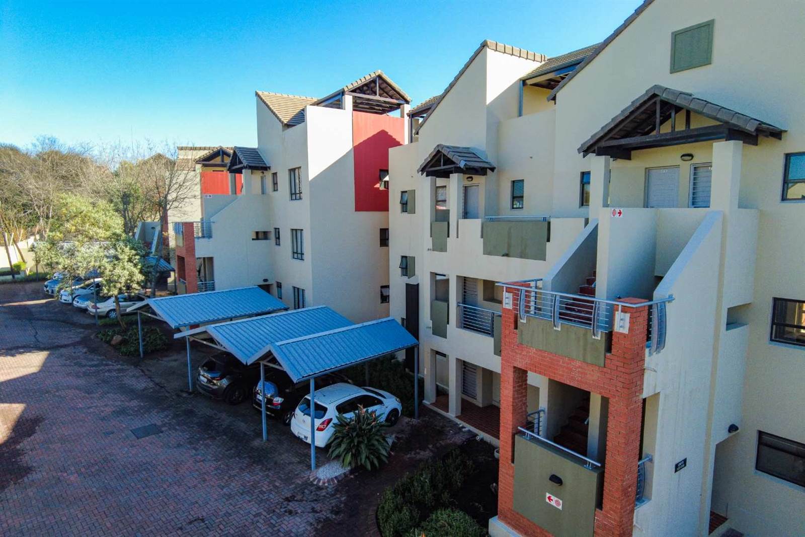 2 Bed Townhouse in Lonehill photo number 6