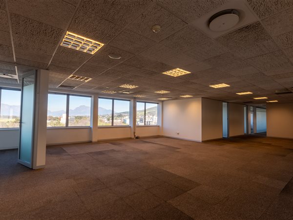 722  m² Commercial space