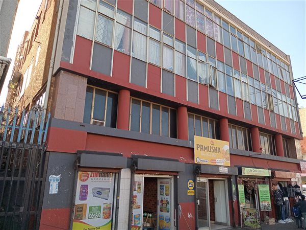 596  m² Commercial space