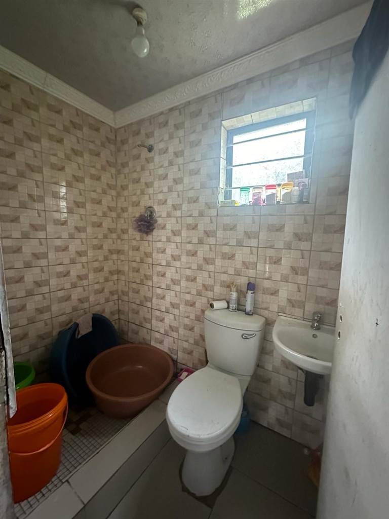 2 Bed House in Umlazi photo number 11