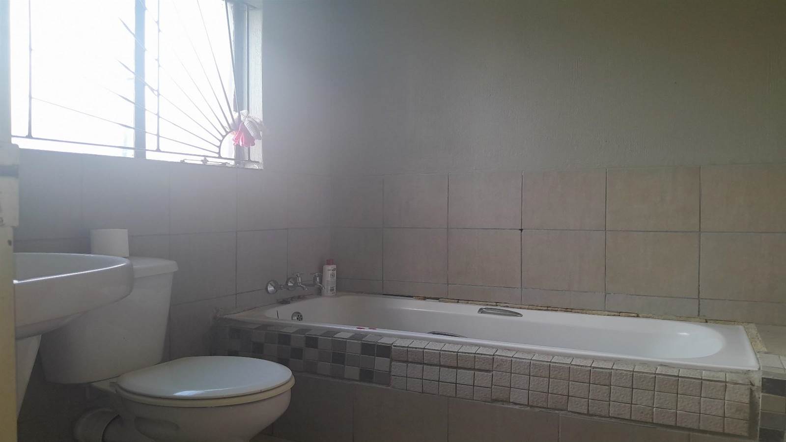 4 Bed House in Vereeniging photo number 16