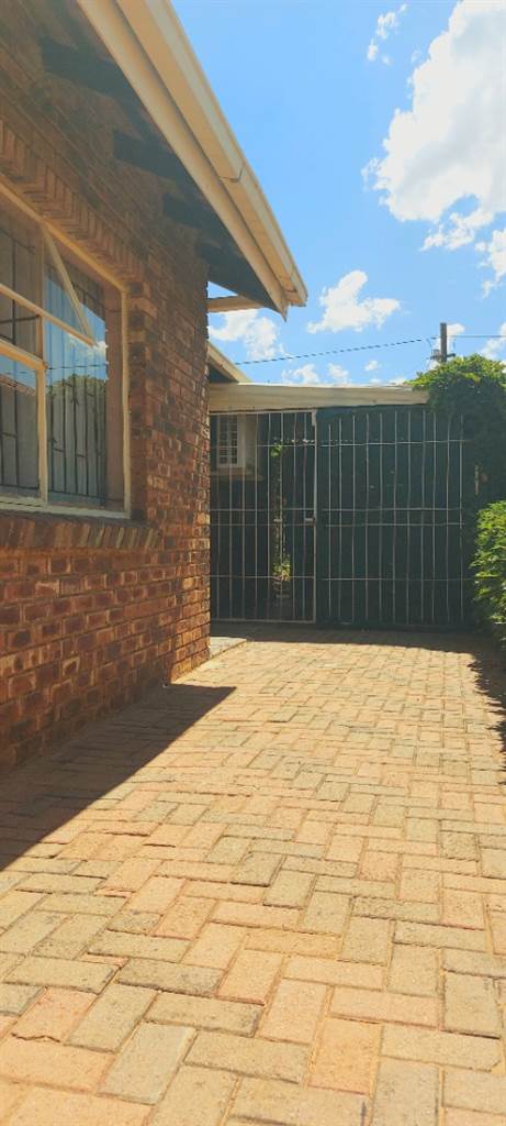 3 Bed House in Mmabatho unit 12 photo number 5