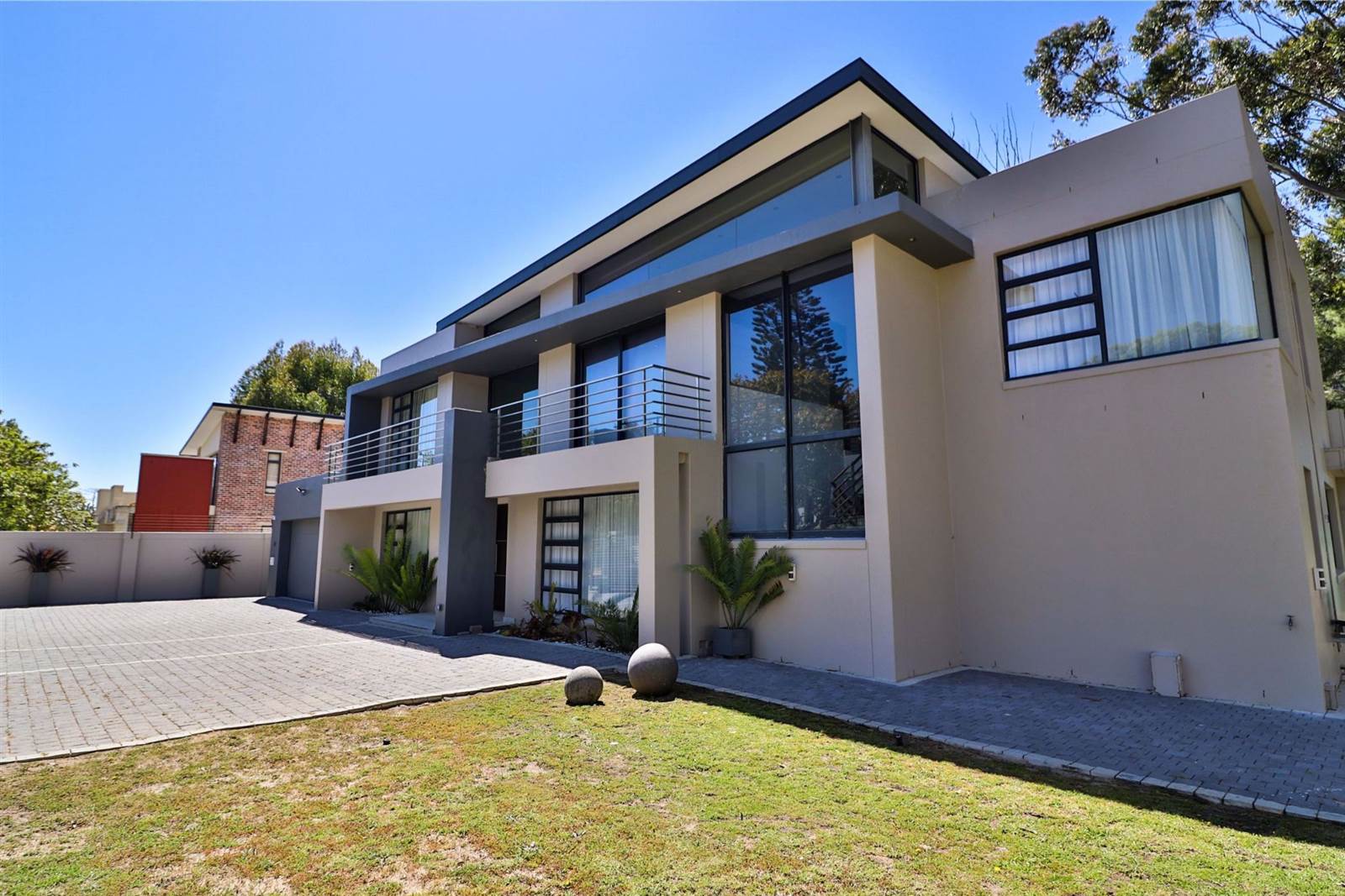 4 Bed House in Tokai photo number 2