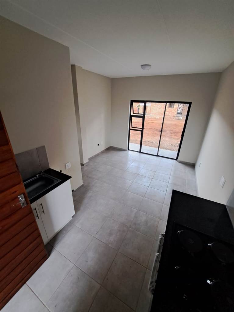 2 Bed Apartment in Katlehong photo number 2