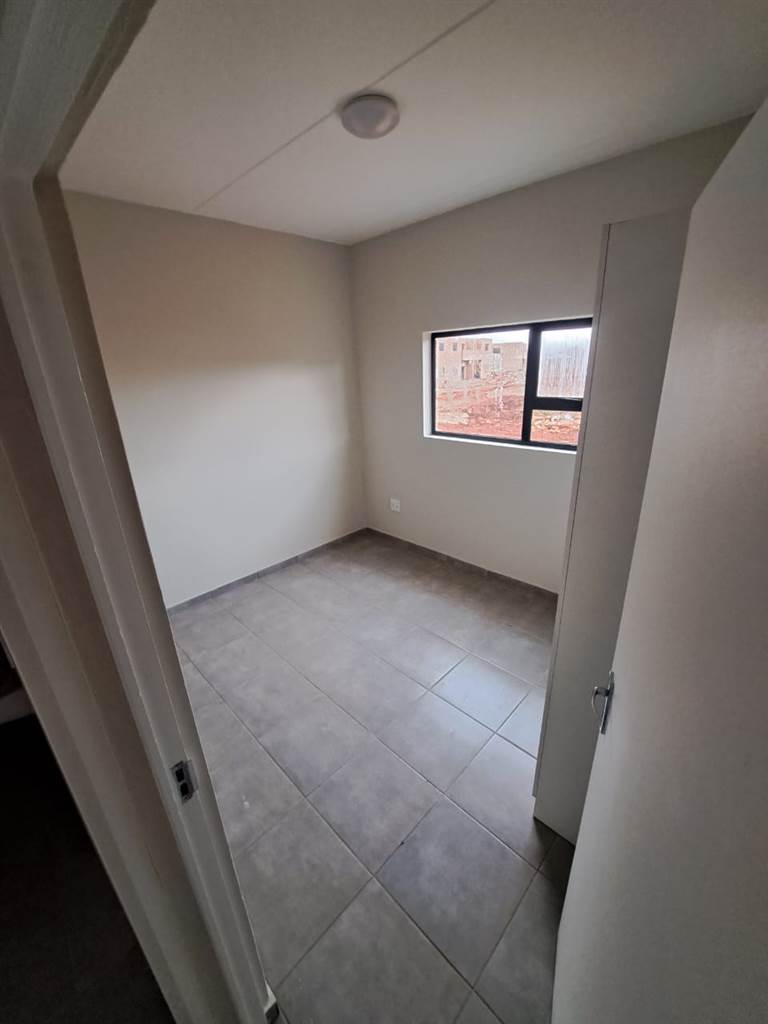 2 Bed Apartment in Katlehong photo number 4