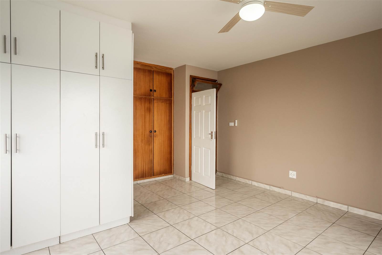 2 Bed Flat in Athlone Park photo number 16