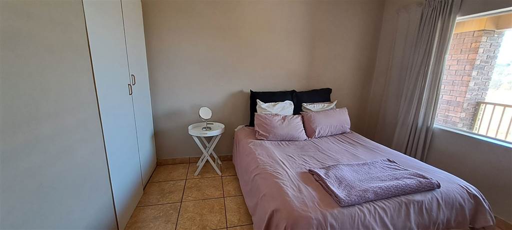 2 Bed House in Middelburg South photo number 6