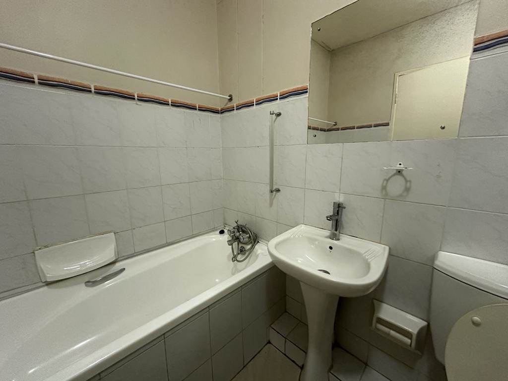 2 Bed Apartment in Clarendon photo number 10